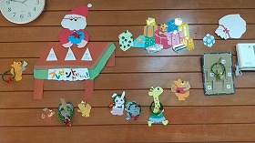 写真1：クリスマス会で動物たちが輪投げをしている装飾。