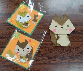 折り紙のリスとどんぐりの画像