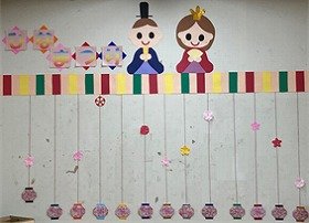 開始時、おだいりさまとおひなさまの下に並ぶつるし雛の壁面装飾の画像