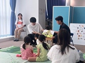 英語の絵本の読み聞かせの様子の画像