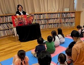 大型紙芝居『じごくのそうべえ』に見入っている子供たちの画像