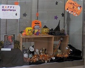 ぬいぐるみたちは魔女の帽子や悪魔の羽をつけて、楽しいパーティをしていますという画像