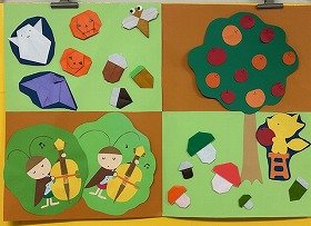 キツネがりんごの実を取っているところや、秋の虫たちによる演奏、ハロウィンのおばけやジャックオランタンなどが表現された秋の壁面飾りの画像