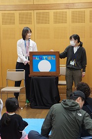 写真1：大型紙芝居を読んでる様子