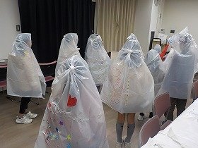 画像2 防災工作で作ったレインポンチョをみんなで着ている様子の画像