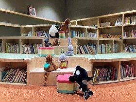 図書館の中を探検するぬいぐるみ達の画像