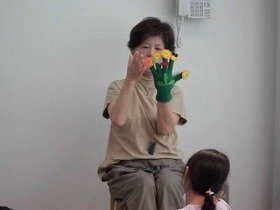 手遊びをしている場面の画像