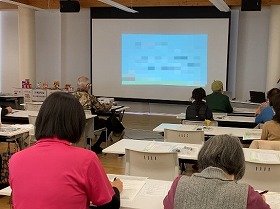 写真2：健康医療情報講座「防止とくらし」で講師の話を聞きながらメモを取ったりスクリーンを見ている参加者の様子の画像