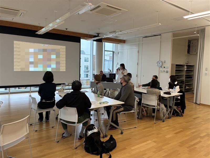 写真2：健康医療情報講座「人生会議をやってみよう」で、もしバナゲームの説明を受ける参加者の様子。