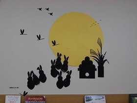 大きな月をバックにうさぎやお月見団子の画像