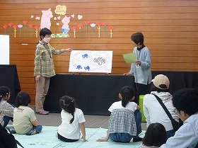 大型絵本『たまごのあかちゃん』の読み聞かせを楽しむ親子たちの様子の画像