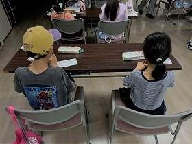 子供たちが水溶液を観察する様子の画像