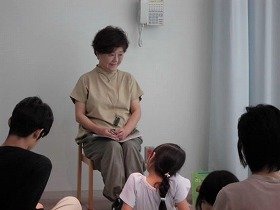 ストーリーテリングをしている場面の画像