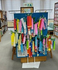 笹いっぱいに飾られた短冊の画像