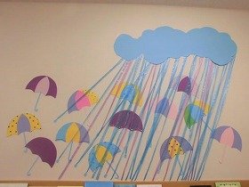 雨雲の下に色とりどりの傘が並んでいる装飾の画像