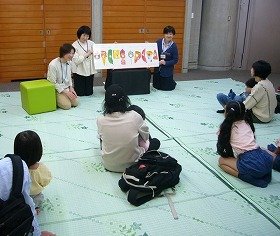 大型絵本『はらぺこあおむし』の読み聞かせを楽しむ親子たちの様子の画像