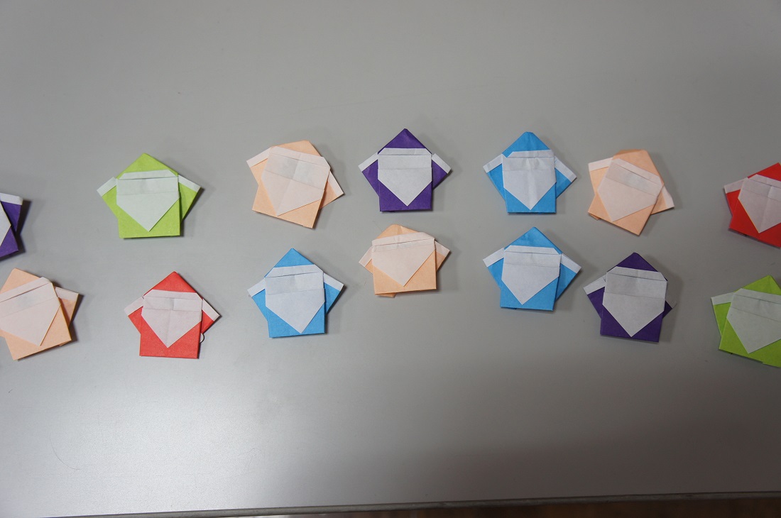 写真2　吹田おはなしの会さん作成の折り紙のサンタさんの写真