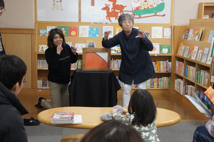 写真1『よいしょよいしょ』の読み聞かせの様子。