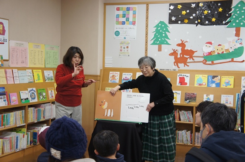 写真2『クリスマスのかくれんぼ』の読み聞かせの様子。