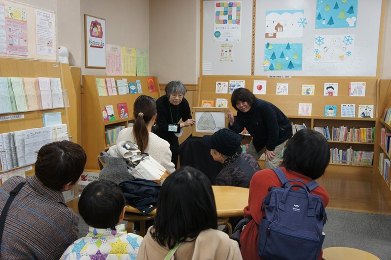 写真3『おおきないわがどーん』の手話の説明の様子。