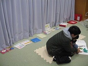 写真：終了後、展示した資料を眺める参加者。