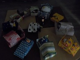 ぬいぐるみたちが灯りを囲んで「おやすみなさい」としている様子の画像