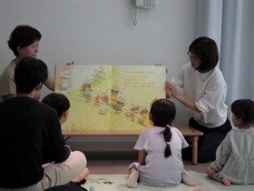 大型絵本を読んでいる場面の画像