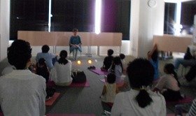 暗い部屋でこわいおはなしを聞いている様子の画像