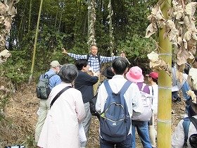 ：参加者に説明をしている講師