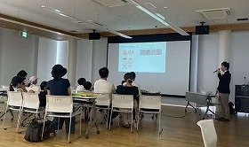 スクリーンを見ながら講師の話を聴いている参加者の様子の画像