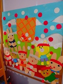 動物たちが玉入れをしている画像