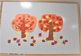 写真：イチョウ。紅葉。落ち葉。木。11月の壁面装飾です。