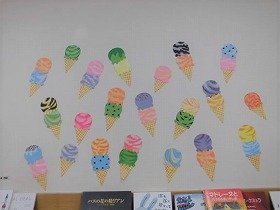 色とりどりのアイスがたくさん並んでいる様子の画像