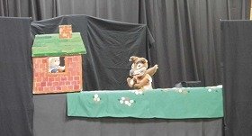 人形劇「3匹のこぶた」の様子の画像