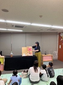 絵本の読み聞かせの様子の画像