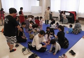 みんなでチャフチャスを工作している様子の画像