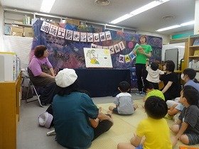 パネルシアターを聞いている様子の画像