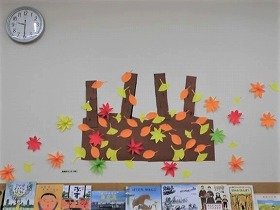 紅葉したイチョウやもみじの葉が散っている画像