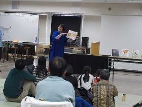 写真1：手話の読み聞かせをしている様子の画像