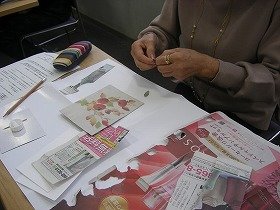 写真1：参加者が作品を作っている様子の画像