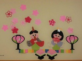 写真：お内裏様とおひなさまが並んでいる壁面装飾の画像