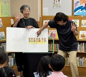 『ねずみのいもほり』の読み聞かせの様子の画像