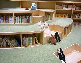 写真3：図書館の中を探検するぬいぐるみ達の画像