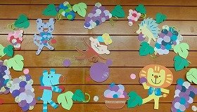 動物たちがぶどう狩りを楽しんでいる装飾の画像