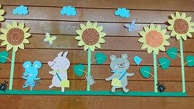 動物たちがひまわり畑で遊んでいる装飾の画像