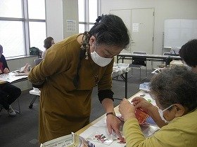 写真2：講師が参加者へアドバイスしている様子の画像