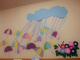 傘の下にあさがおが咲いている様子の画像