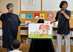 『りんごがドスーン』の読み聞かせの様子の画像
