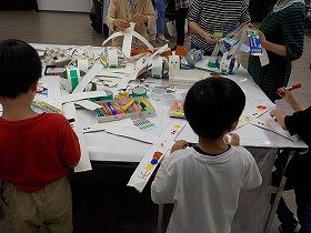 牛乳パックヨーヨーの工作をしている様子の画像