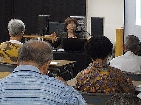 講義中の講師の画像